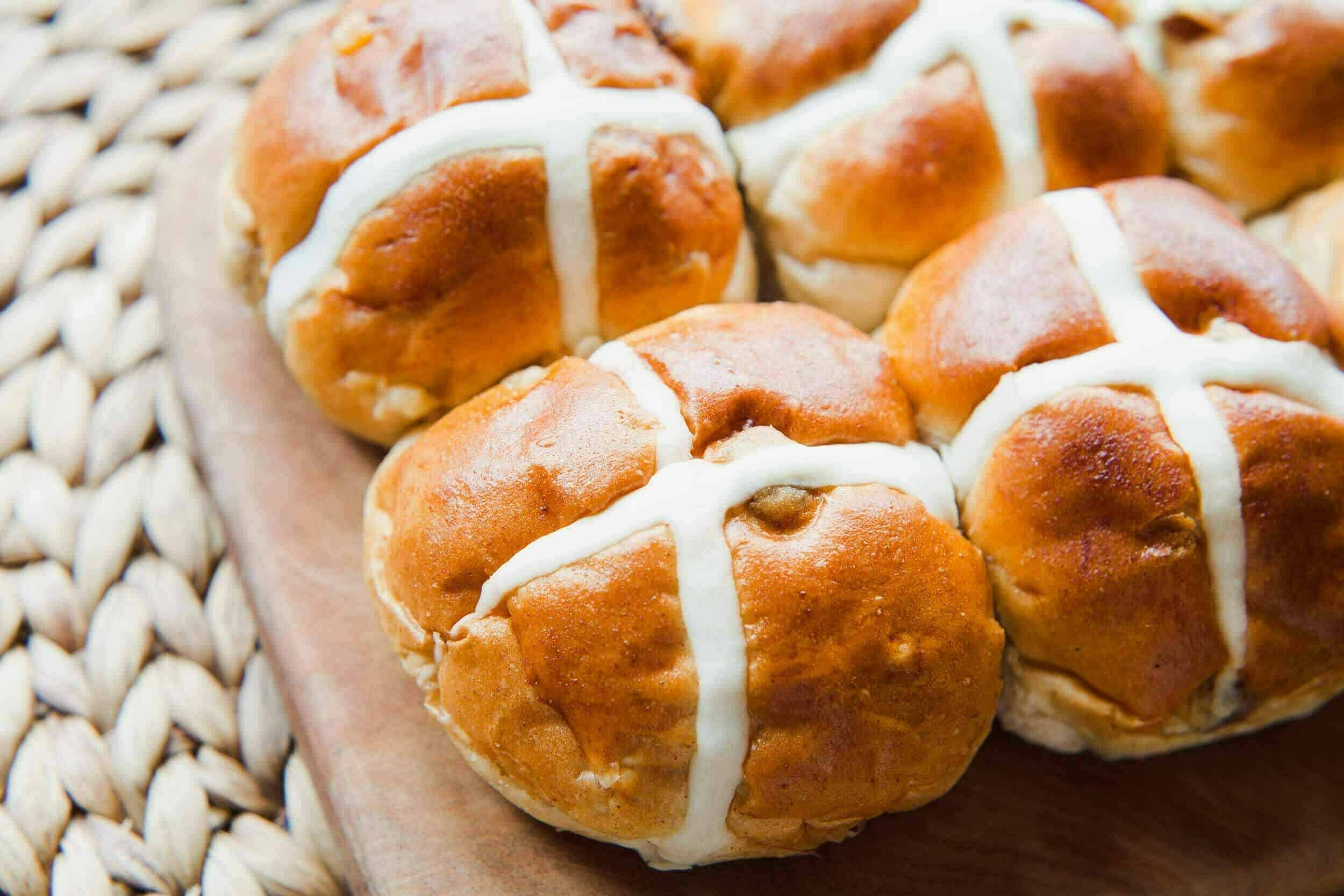 Traditional Hot Cross Buns - Hey Recipe